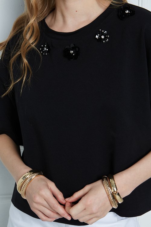 T-shirt floral applique on the neckline