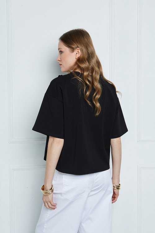 T-shirt floral applique on the neckline