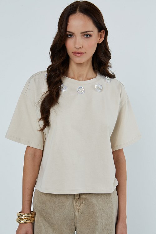 T-shirt με απλικέ λουλούδια στο λαιμό