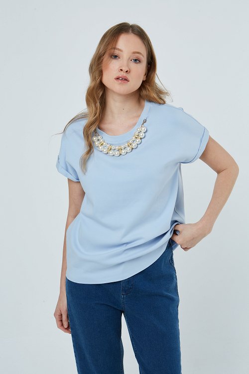 T-shirt με πέρλες στο λαιμό