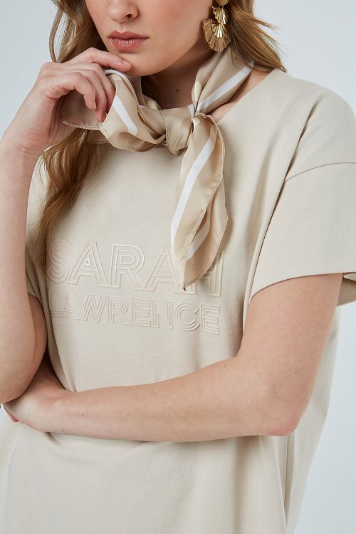 T-shirt με ανοιχτό λαιμό και 3D τύπωμα