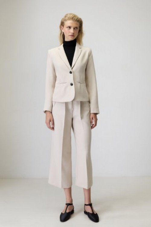 Jacket with collar