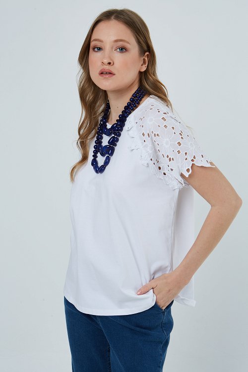 Noa T-shirt with broderie sleeves