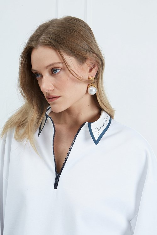 Sweater with collar