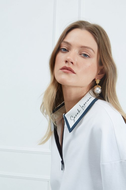 Sweater with collar