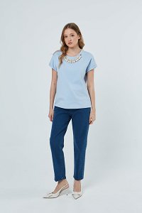 T-shirt με πέρλες στο λαιμό