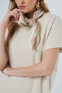 T-shirt με ανοιχτό λαιμό και 3D τύπωμα